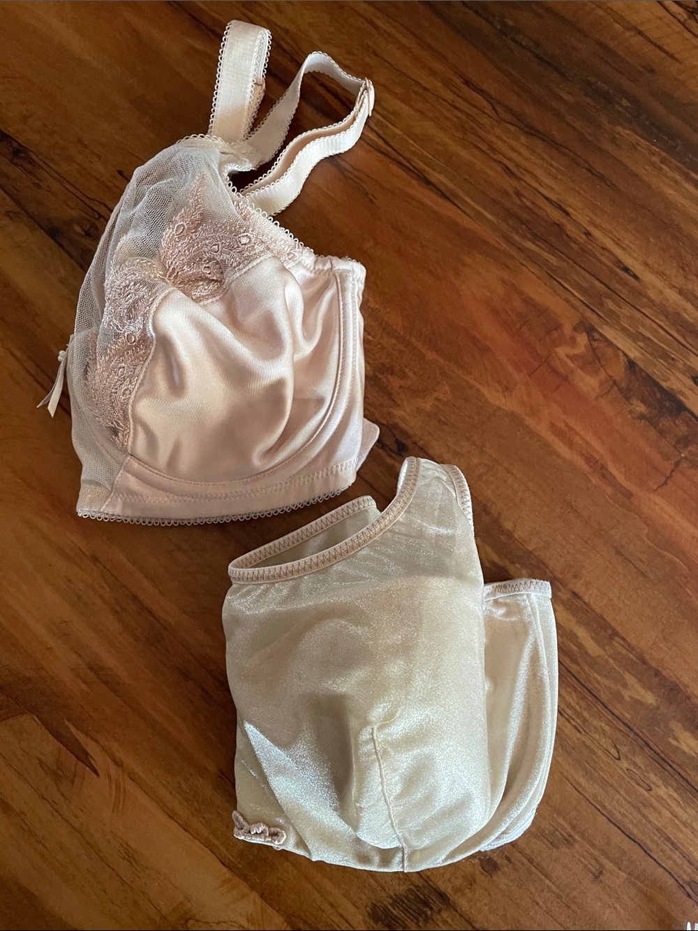 TWO 34D EUC Underwire Bras Wacoal and Wonderbra- Elegant Support - Picture 15 of 15